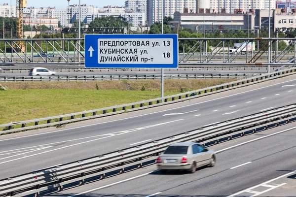 驾驶汽车的城市包围着俄罗斯圣彼得堡的高速公路 道路方向标记 — 图库照片