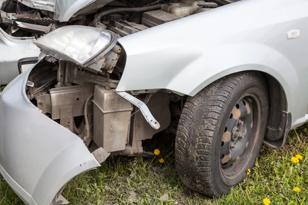 ポール上の壊れた車の閉じるまで クローズアップ 交差点での事故 — ストック写真