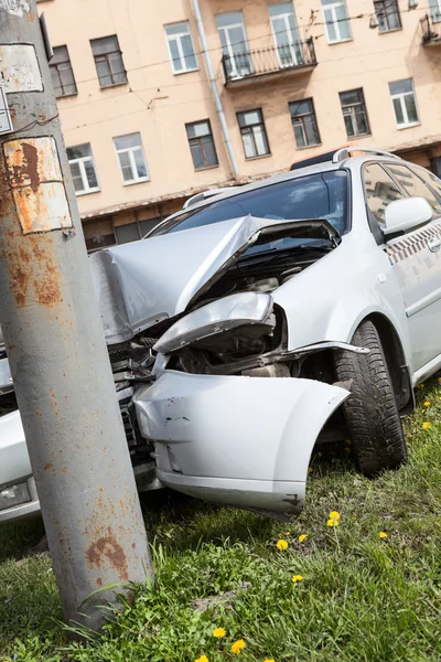 衝突した車はポールと正面衝突した後舗装されてる — ストック写真