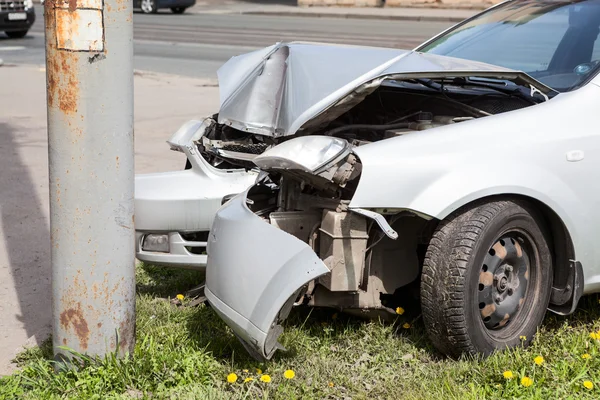 ポール上の壊れた車両 クローズアップ 交差点での事故 — ストック写真