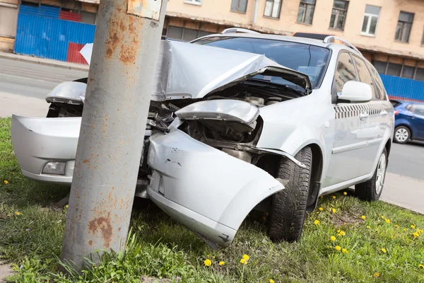 ポール上の壊れた車 クローズアップ 交差点での事故 — ストック写真