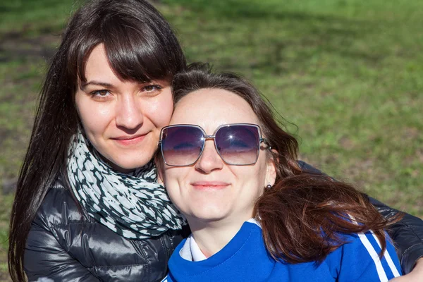 Due Donne Caucasiche Sorridenti — Foto Stock