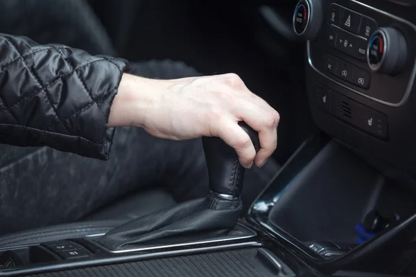 Blanke Vrouwelijke Hand Veranderende Niveaus Van Automatische Auto Versnellingsbak Bestuurdersstoel — Stockfoto