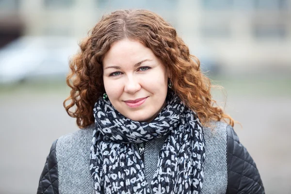 Mooie Blanke Vrouw Met Lang Krullend Haar Hoofd Schouders Portret — Stockfoto