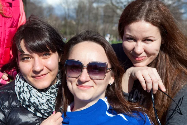 Tre Leende Kaukasiska Kvinnor — Stockfoto