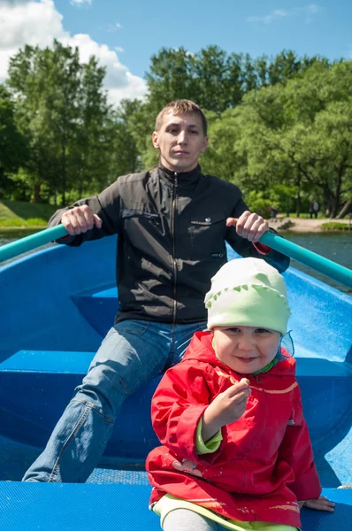 Giovane Padre Canottaggio Barca Remi Con Piccola Figlia Seduta Sul — Foto Stock