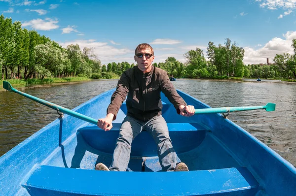 Uomo Caucasico Seduto Barca Remi Blu Canottaggio Sul Lago Parco — Foto Stock