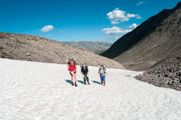 Three People Family Climbing Mountain Pass Together Snow Summer — Stock Photo, Image