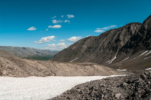 Paso de montaña con nieve en las rocas, temporada de verano —  Fotos de Stock