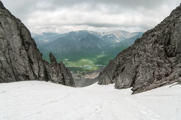 雪の山の頂上からの眺め谷 夏の季節 ロシアのハイビニー山脈 — ストック写真