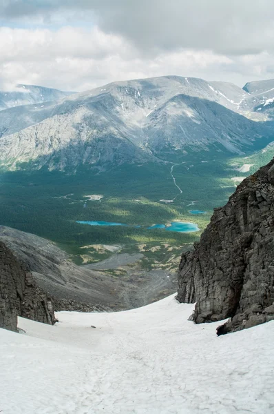 Blick vom Berggipfel auf das Schönheitstal mit Seen, khibiny Berge in Russland — Stockfoto