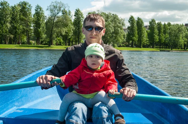 Piccolo Bambino Con Padre Canottaggio Insieme Barca Piacere Legno Lago — Foto Stock