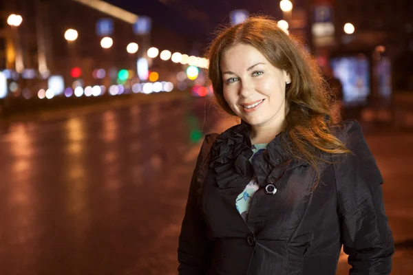 Vacker Vit Kvinna Tittar Kameran När Står Trottoaren Natten Stad — Stockfoto