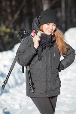 Gülümseyen bir kadının portresi tripod tutan bir asistan, kış mevsimi