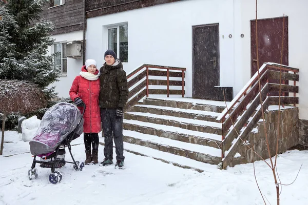 Ung Kaukasisk Familj Med Barnvagn Stående Gården Sitt Hus Vintern — Stockfoto