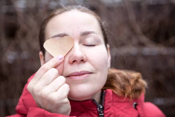 Mujer Cubriendo Ojo Con Corazón Papel Cara Femenina Caucásica Cerca — Foto de Stock