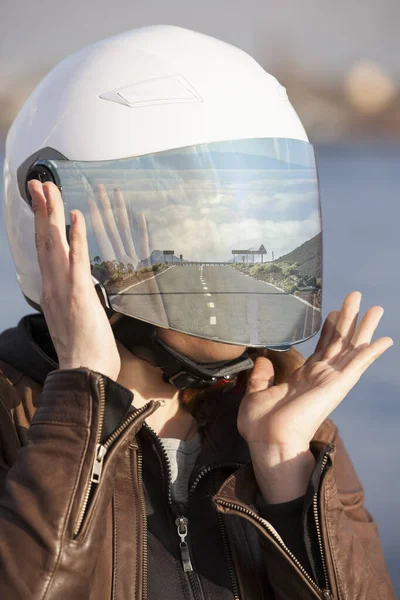 거울에 헬멧에 모습이 알아볼 수없는 오토바이 운전자의 — 스톡 사진