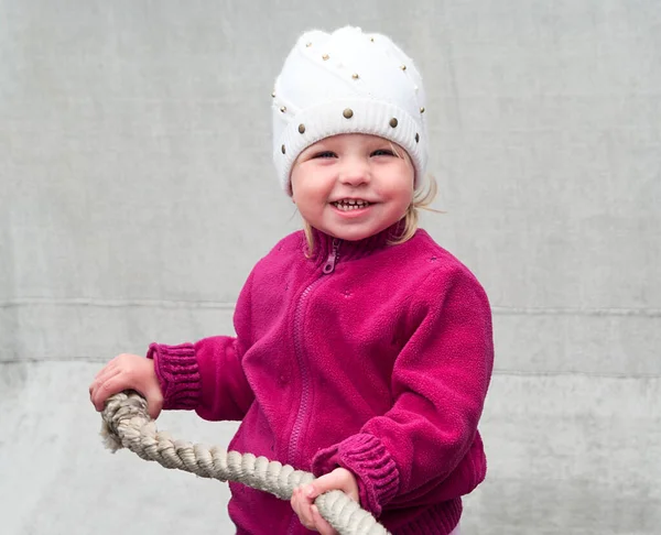 Glimlachend Gelukkig Blank Meisje Vasthouden Aan Het Touw Kijken Naar — Stockfoto