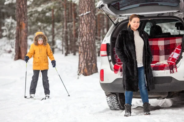 Mother Waiting Her Daughter Close Car Girl Riding Ski Forest — Stock Photo, Image