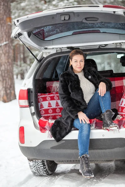 Vrouw Draagt Zwarte Bont Jas Zittend Haar Suv Met Open — Stockfoto