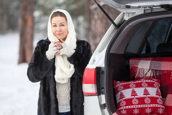 Frau Mit Schwarzem Pelzmantel Und Weißem Strickschal Trinkt Heißen Tee — Stockfoto