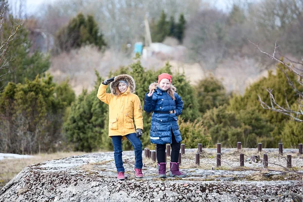 コンクリート構造の上を歩く大人の監督なしに残された子供 二人の白人の女の子 — ストック写真