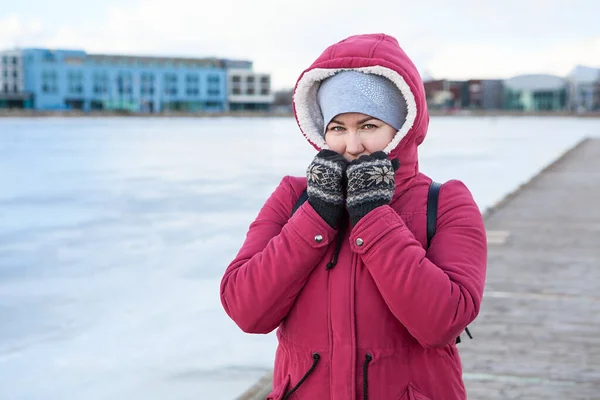 Dospělá Žena Teplém Kabátě Kapucí Hlavě Pletené Rukavice Stojící Nábřeží — Stock fotografie