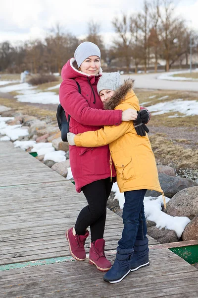 Madre Abrazando Hija Congelada Mujer Adulta Chica Joven Pie Muelle —  Fotos de Stock