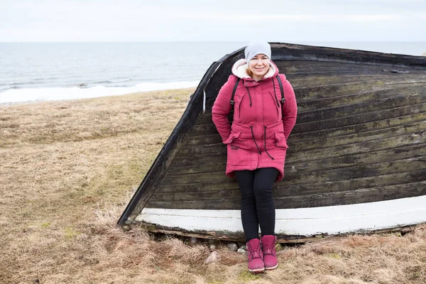 Vrouw Kleden Warme Rode Jas Staat Leunend Een Grote Houten — Stockfoto