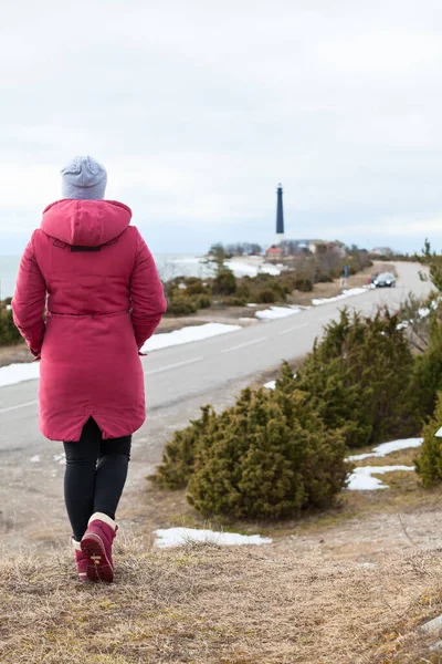 Achteraanzicht Vrouw Kleden Warme Rode Jas Staan Heuvel Kijken Naar — Stockfoto