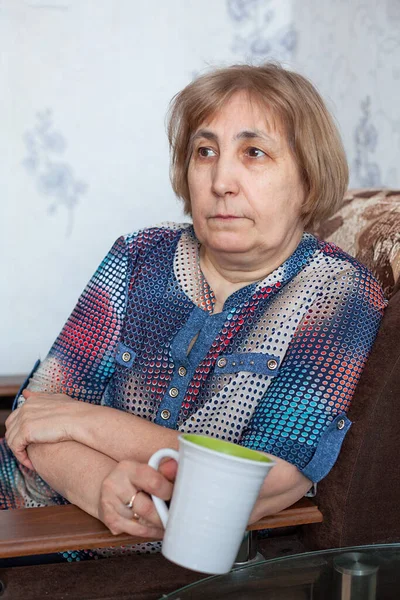 Kaukasische Reife Frau Mit Teetasse Sessel Einem Häuslichen Raum — Stockfoto