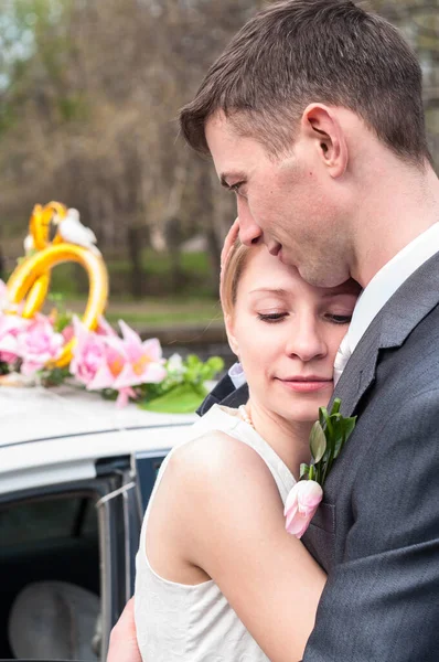 Calma Tierna Novia Está Abrazo Novio Retrato Pareja Recién Casada — Foto de Stock