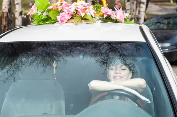 Sposa Sorridente Guardando Attraverso Parabrezza Mentre Seduto Sul Sedile Del — Foto Stock