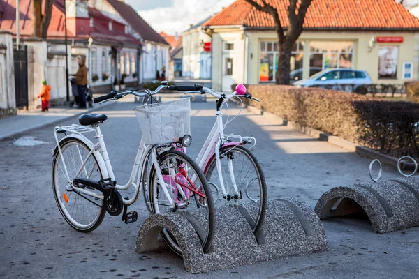 Fietsenstalling Met Twee Fietsen Stad Kuressaare Het Winterseizoen Estland — Stockfoto