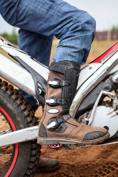 Закройте Вид Кроссовые Ботинки Стоящие Привязке Пробного Мотоцикла Безопасная Обувь — стоковое фото
