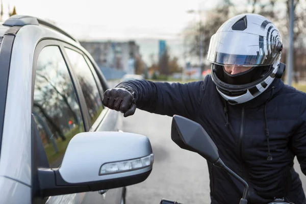 Motorcyklist Beat Sida Visa Spegel Bil Med Knytnäve Konflikt Vägen — Stockfoto