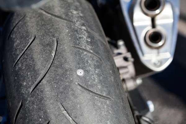 Schrauben Sie Nagel Durchlöchernden Motorradreifen Nahaufnahme Hinterrad — Stockfoto
