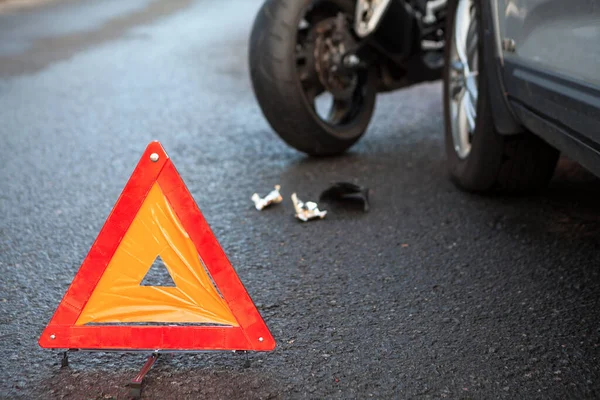 Triángulo Advertencia Emergencia Colocado Carretera Asfalto Debido Accidente Con Motocicleta — Foto de Stock