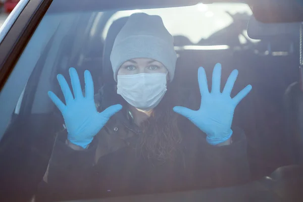 青いゴム手袋の手を示す女性 医療用マスクを含むコロナウイルス中の個々の予防措置 — ストック写真