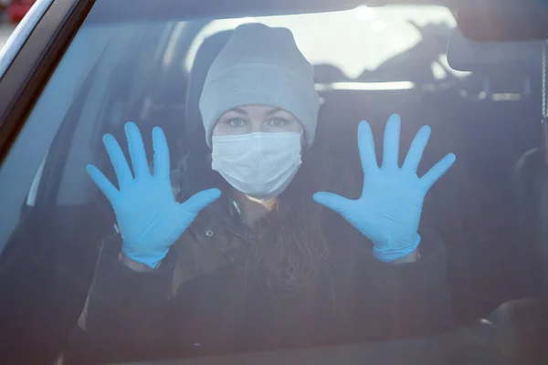 Femme Passager Montrant Les Mains Gants Caoutchouc Bleu Des Mesures — Photo