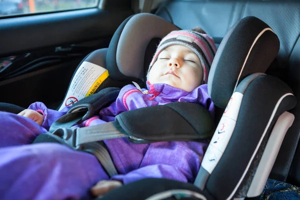 Dolce Bambina Che Dorme Tranquillamente Seggiolino Auto Durante Stagione Invernale — Foto Stock