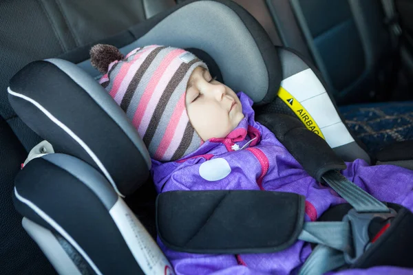 Portret Van Peuter Jongen Slapen Een Auto Veiligheidsstoel — Stockfoto