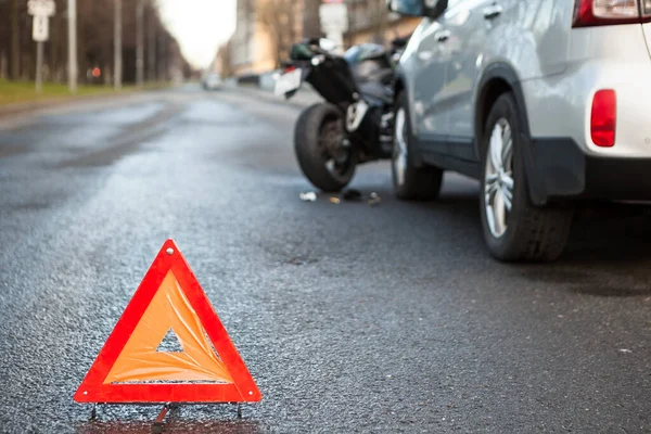 バイクや車との道路衝突から遠くに立つ警告三角形の標識 — ストック写真