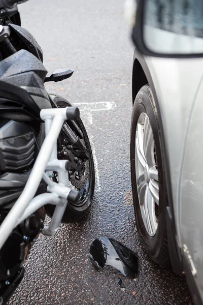 オートバイや車の横に立ってビューを閉じます エンジンバーと壊れたフロントフェンダーと自転車 — ストック写真