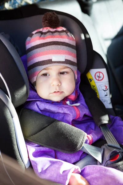 Ritratto Bambino Che Indossa Abbigliamento Invernale Seduto Nel Seggiolino Auto — Foto Stock