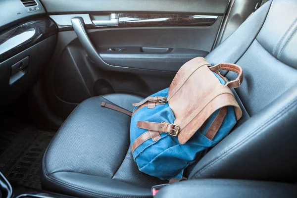 Borsa Sdraiato Sul Sedile Anteriore Del Passeggero Una Macchina Nessuno — Foto Stock