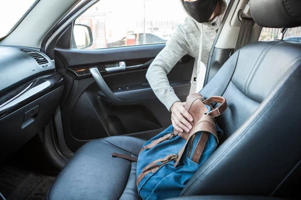 Mężczyzna Złodziej Kradzież Torba Przez Otwarte Drzwi Samochodu Człowiek Ubrany — Zdjęcie stockowe
