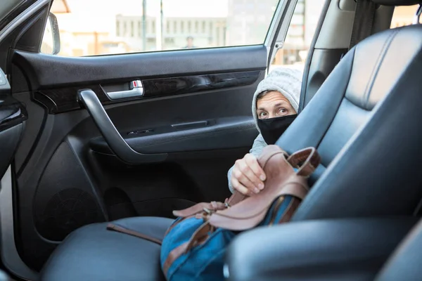 Roubo Saco Carro Homem Irreconhecível Com Máscara Preta Capuz Levando — Fotografia de Stock