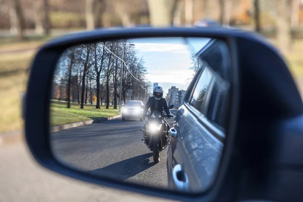 Vzájemné Projíždění Motocykl Vozidlo Oslnivým Osvětlením Předjíždějící Auto Pohled Bočního — Stock fotografie