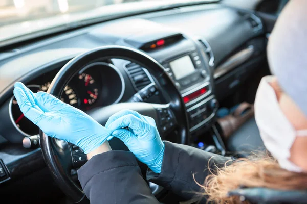 Vrouw Met Blauwe Handschoenen Aan Haar Handen Zittend Auto Tijdens — Stockfoto